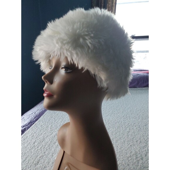 Women's White One Size Fits Most Faux Fur Cloche Hat - Picture 2 of 8